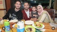 Ditemani Raffi Ahmad dan Nagita Slavina, Jeje sempatkan waktu untuk makan bareng sebelum ia melanjutkan kampanyenya di Bandung. Foto: Instagram @ritchieismail