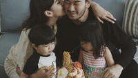 Terkenal sebagai sosok ‘family man’, Jeje memiliki hubungan yang dekat dengan istri dan kedua anaknya. Foto: Instagram @ritchieismail