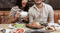 Terakhir ini kenangan Jeje dan Syahnaz saat buka puasa bersama di restoran AYCE yang terkenal dengan BBQ nya.  Foto: Instagram @ritchieismail