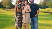 Mulai dari cover lagu di TikTok hingga kulineran. Ada banyak momennya saat kulineran bersama keluarga Otto Hasibuan, kuasa hukumnya. Foto: Instagram @jessica.k.wongso