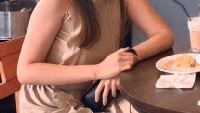Ini penampilan Jessica Wongso saat hangout ke kafe. Banyak netizen yang memuji dirinya. Foto: Instagram @jessica.k.wongso