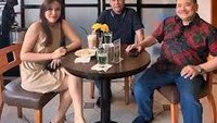 Momennya saat ngopi bareng Otto Hasibuan dan pengacaranya di sebuah kafe ini mencuri perhatian. Mereka memesan minuman favorit masing-masing. Foto: Instagram @jessica.k.wongso
