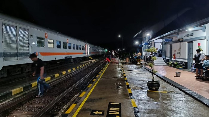 KA mengalami keterlambatan akibat banjir dan tanah longsor di jalur Kesamben-Pohgajih, Selorejo, Kabupaten Blitar.