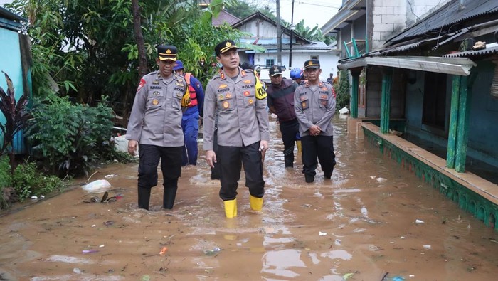 Kapolres Malang tinjau banjir