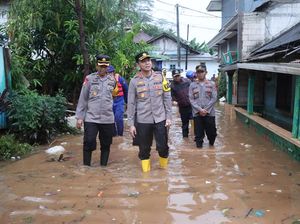 Tinjau Banjir Secara Langsung, Kapolres Malang Salurkan Bantuan ke Korban