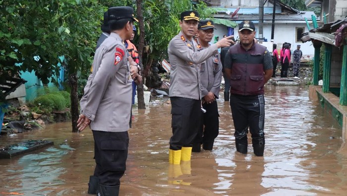 Kapolres Malang tinjau banjir