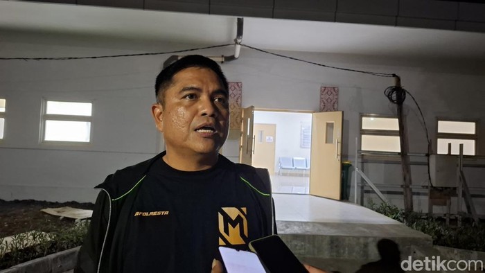 Kapolresta Kupang Kota Kombes Aldinan Manurung saat memantau proses autopsi di RUSP Ben Mboi Kupang, Minggu (1/12/2024) malam. (Foto: Yufengki Bria/detikBali).