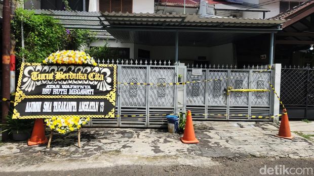 Karangan bunga dukacita di rumah TKP pembunuhan di Cilandak. (Adrial/detikcom)