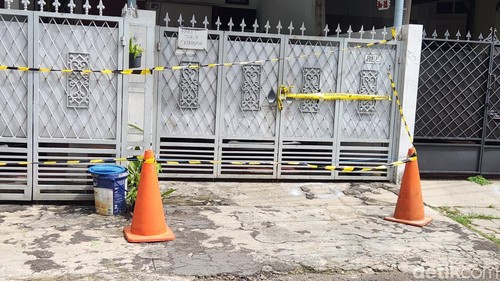 Karangan bunga dukacita di rumah TKP pembunuhan di Cilandak. (Adrial/detikcom)