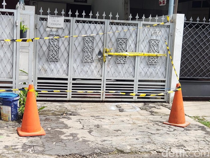 Karangan bunga dukacita di rumah TKP pembunuhan di Cilandak. (Adrial/detikcom)