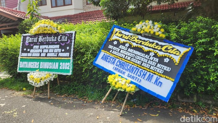 Karangan bunga dukacita di rumah TKP pembunuhan di Cilandak. (Adrial/detikcom)