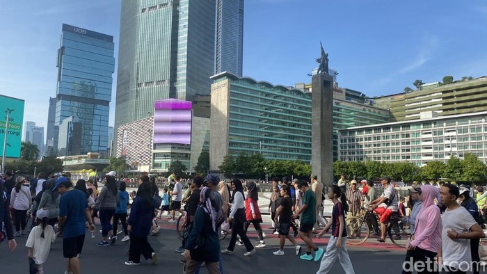 Kegiatan CFD di Jalan Sudirman-Thamrin, Jakarta Pusat, ramai setelah sempat ditiadakan karena masa tenang Pilkada pekan lalu. (Devi/detikcom)