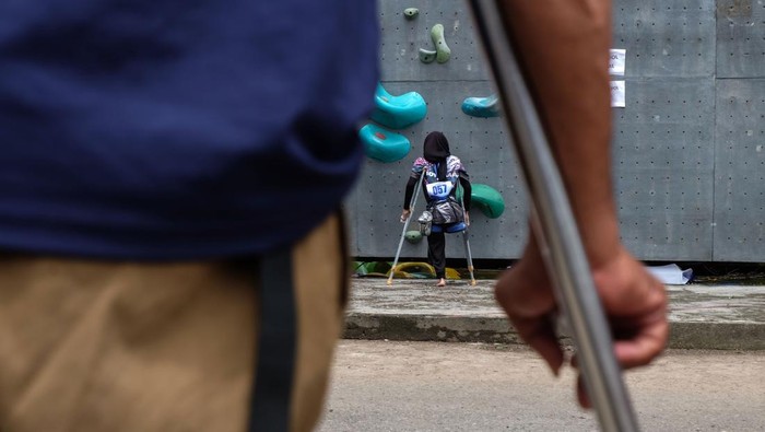 Peserta penyandang disabilitas Bagas Teguh berusaha menjangkau titik tertinggi saat final daksa putra kejuaraan panjat tebing nasional di kawasan Stadion Manahan Solo, Jawa Tengah, Minggu (1/12/2024). Selain untuk mencari bibit atlet, kejuaraan tersebut digelar sebagai upaya mengembangkan olahraga panjat dinding disabiilitas di kancah nasional maupun dunia. ANTARAFOTO/Maulana Surya/YU *** Local Caption ***
