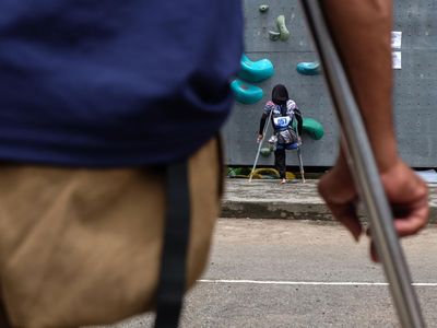 Penyandang Disabilitas Beradu Cepat di Kejuaraan Panjat Tebing