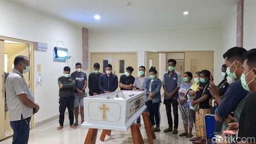 Keluarga berdoa bersama seusai proses autopsi jenazah Mbatti Mbana di RUSP Ben Mboi Kupang, Minggu (1/12/2024). (Foto: Yufengki Bria/detikBali)