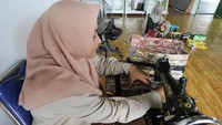 Berbagai hasil kerajinan tersebut dijual berkisar antara Rp 5.000 hingga Rp 350.000 per item tergantung bentuk kerajinan dan tingkat kesulitan dalam pembuatan.