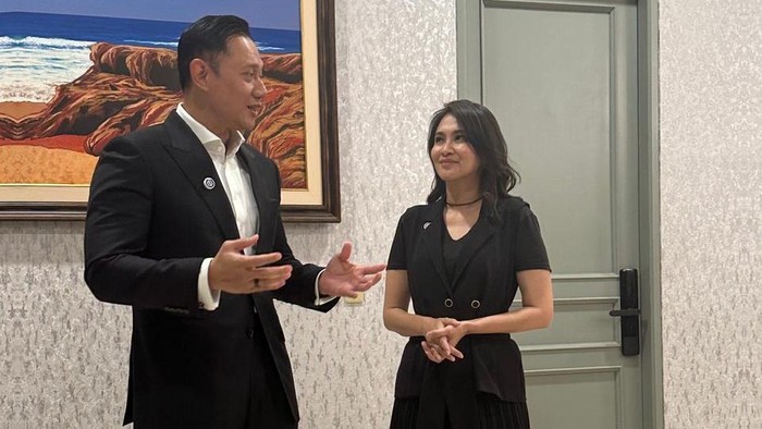 Ketua Umum DPP Partai Demokrat Agus Harimurti Yudhoyono (AHY) dan Calon Gubernur Maluku Utara (Malut) nomor urut 1, Sherly Tjoanda.