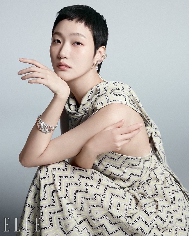Dalam pemotretannya bersama Elle Korea, Kim Go Eun tampil serba Chanel. Mulai dari gaun hingga perhiasan yang dikenakannya. Foto: dok. Elle Korea