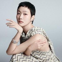 Dalam pemotretannya bersama Elle Korea, Kim Go Eun tampil serba Chanel. Mulai dari gaun hingga perhiasan yang dikenakannya. Foto: dok. Elle Korea