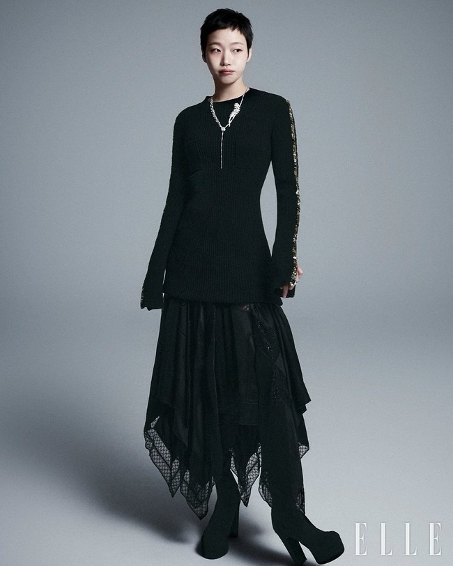 Penggemar dapat menantikan transformasi Kim Go Eun sebagai seorang narapidana yang terampil membaca pikiran dalam drama Korea The Price of Confession. Foto: dok. Elle Korea