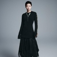 Penggemar dapat menantikan transformasi Kim Go Eun sebagai seorang narapidana yang terampil membaca pikiran dalam drama Korea The Price of Confession. Foto: dok. Elle Korea