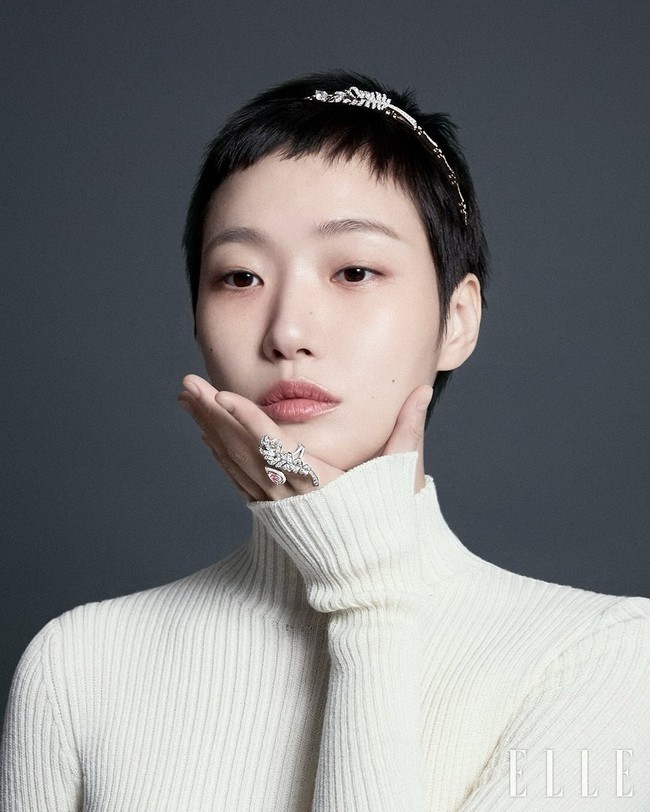 “Ketika aku memikirkan karakter dalam drama ini, yang terlintas dalam pikiranku hanyalah gaya rambut ini,” ujar Kim Go Eun dalam wawancara bersama Sports Chosun. Foto: dok. Elle Korea