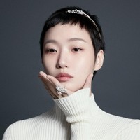 “Ketika aku memikirkan karakter dalam drama ini, yang terlintas dalam pikiranku hanyalah gaya rambut ini,” ujar Kim Go Eun dalam wawancara bersama Sports Chosun. Foto: dok. Elle Korea
