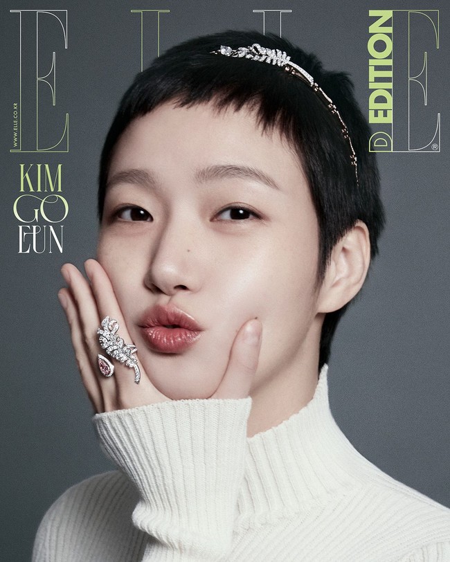 Kim Go Eun pertama kali tampil dengan rambut cepak saat menghadiri Toronto Film Festival 2024 pada Jumat (13/9/2024). Tak sedikit penggemar yang bertanya-tanya dengan alasannya mengubah penampilan. Foto: dok. Elle Korea