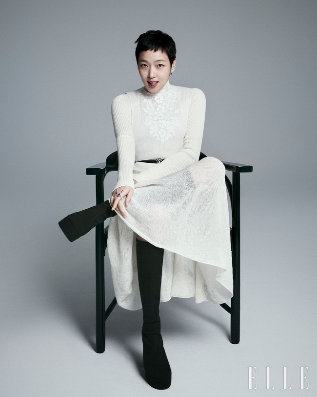 Aktris 33 tahun itu akan disibukkan dengan promosi dua drama Korea Netflix Two Women dan The Price of Confession. Foto: dok. Elle Korea