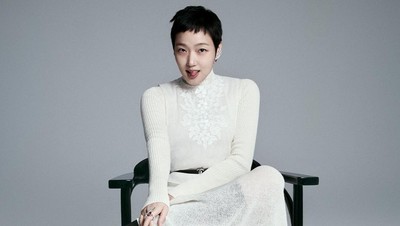 7 Gaya Kim Go Eun Pemotretan dengan Rambut Cepak untuk Drakor Terbaru