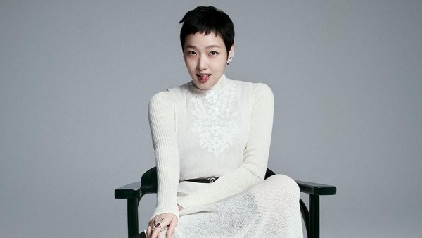 7 Gaya Kim Go Eun Pemotretan dengan Rambut Cepak untuk Drakor Terbaru