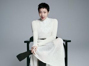 7 Gaya Kim Go Eun Pemotretan dengan Rambut Cepak untuk Drakor Terbaru