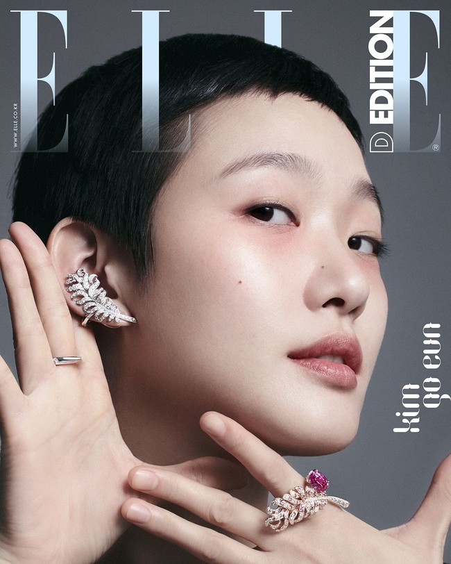 Wajah cantik Kim Go Eun menghiasi sampul majalah ELLE D Edition. Kini sang aktris tampil beda dengan rambut cepak. Foto: dok. Elle Korea
