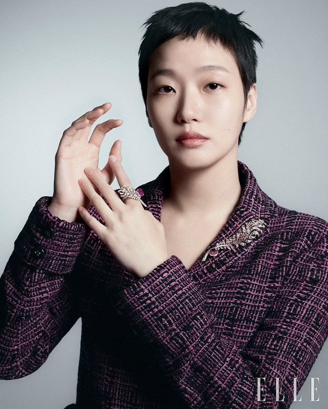 Terungkap Kim Go Eun memotong rambutnya cepak demi mendalami karakter dalam drama Korea Netflix, The Price of Confession yang akan tayang pada 2025. Foto: dok. Elle Korea