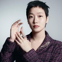 Terungkap Kim Go Eun memotong rambutnya cepak demi mendalami karakter dalam drama Korea Netflix, The Price of Confession yang akan tayang pada 2025. Foto: dok. Elle Korea