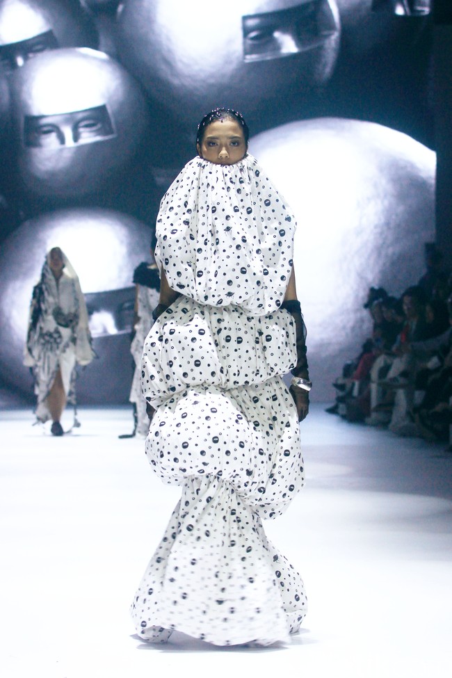 Inilah koleksi terbaru Sejauh Mata Memandang di acara Dewi Fashion Knights [DFK], Jakarta Fashion Week 2025, City Hall, Pondok Indah Mall 3, Jakarta Selatan, Minggu [27/10/2024]. Foto: Mohammad Abduh/detikcom.