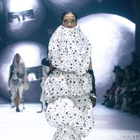 Inilah koleksi terbaru Sejauh Mata Memandang di acara Dewi Fashion Knights [DFK], Jakarta Fashion Week 2025, City Hall, Pondok Indah Mall 3, Jakarta Selatan, Minggu [27/10/2024]. Foto: Mohammad Abduh/detikcom.