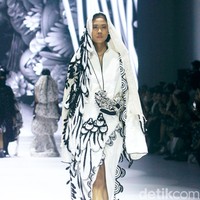 Inilah koleksi terbaru Sejauh Mata Memandang di acara Dewi Fashion Knights [DFK], Jakarta Fashion Week 2025, City Hall, Pondok Indah Mall 3, Jakarta Selatan, Minggu [27/10/2024]. Foto: Mohammad Abduh/detikcom.