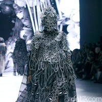 Inilah koleksi terbaru Sejauh Mata Memandang di acara Dewi Fashion Knights [DFK], Jakarta Fashion Week 2025, City Hall, Pondok Indah Mall 3, Jakarta Selatan, Minggu [27/10/2024]. Foto: Mohammad Abduh/detikcom.