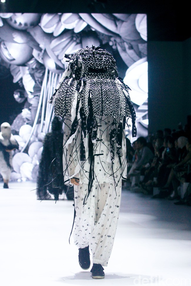 Inilah koleksi terbaru Sejauh Mata Memandang di acara Dewi Fashion Knights [DFK], Jakarta Fashion Week 2025, City Hall, Pondok Indah Mall 3, Jakarta Selatan, Minggu [27/10/2024]. Foto: Mohammad Abduh/detikcom.