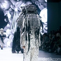 Inilah koleksi terbaru Sejauh Mata Memandang di acara Dewi Fashion Knights [DFK], Jakarta Fashion Week 2025, City Hall, Pondok Indah Mall 3, Jakarta Selatan, Minggu [27/10/2024]. Foto: Mohammad Abduh/detikcom.