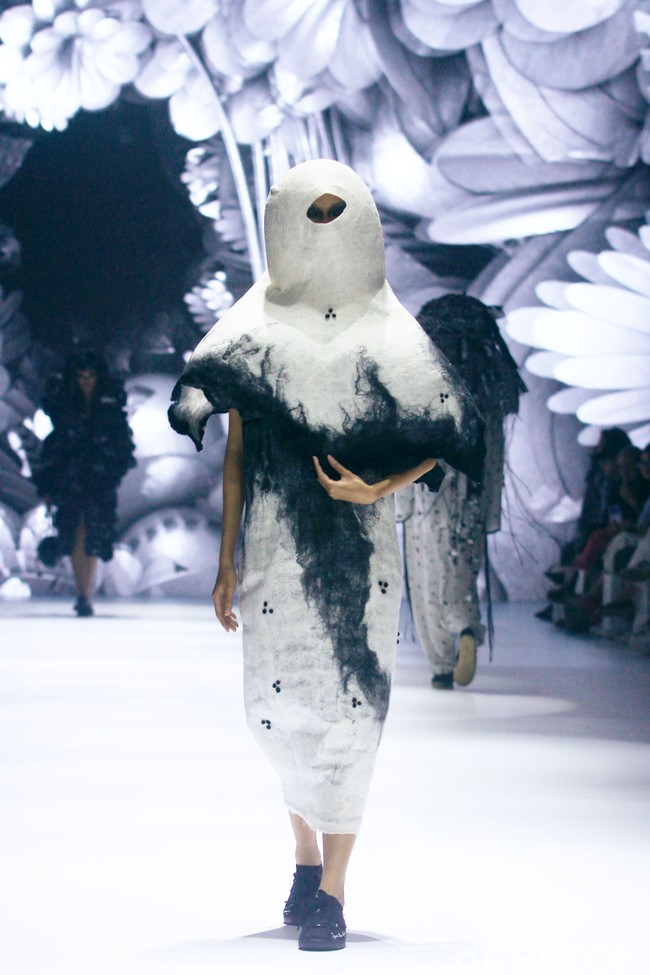 Inilah koleksi terbaru Sejauh Mata Memandang di acara Dewi Fashion Knights [DFK], Jakarta Fashion Week 2025, City Hall, Pondok Indah Mall 3, Jakarta Selatan, Minggu [27/10/2024]. Foto: Mohammad Abduh/detikcom.