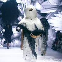 Inilah koleksi terbaru Sejauh Mata Memandang di acara Dewi Fashion Knights [DFK], Jakarta Fashion Week 2025, City Hall, Pondok Indah Mall 3, Jakarta Selatan, Minggu [27/10/2024]. Foto: Mohammad Abduh/detikcom.