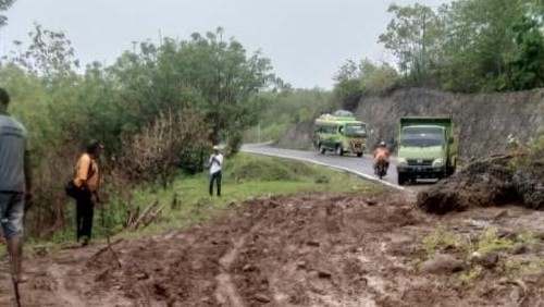 Kondisi akses jalan di Lembata, NTT, yang tertimbun material longsor, Minggu (1/12/2024).
