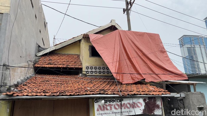 Kondisi salah satu rumah yang rusak diterjang angin kencang di Surabaya.