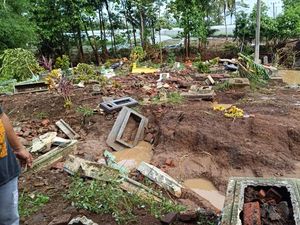 Banjir Rusak Puluhan Makam di Binangun Blitar, Beberapa Jenazah Hanyut