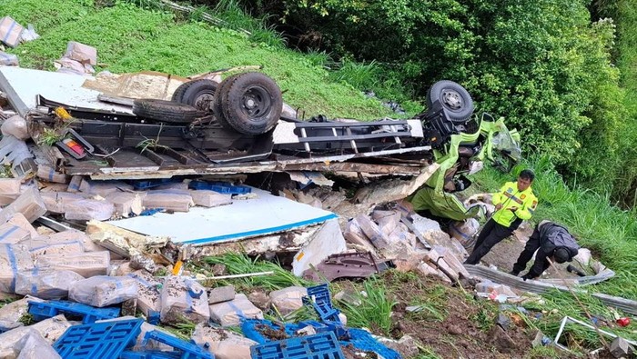 Kondisi truk yang menabrak warung di Tawangmangu, Karanganyar, Minggu (1/12/2024).