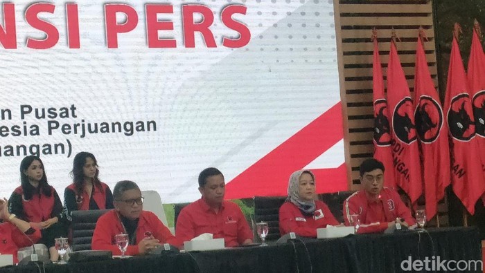 Konferensi pers Sekjen PDIP Hasto Kristiyanto bersama jajaran partai di kantor DPP PDIP, Menteng, Jakarta Pusat, Minggu (1/12/2024). (Dwi/detikcom)