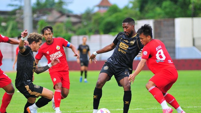 Laga PSIS Semarang vs Semen Padang di Stadion Moch Soebroto, Magelang, Minggu (1/12/2024) sore.