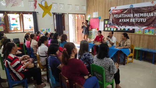 Sebanyak 32 anggota PKK di Desa Kesiman Kertalangu, Denpasar, Bali dilatih membuat ayam betutu, Minggu (1/12/2024). (Dok. Pemkot Denpasar)